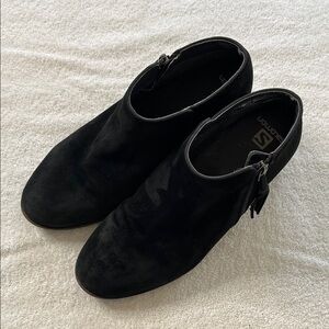 Vionic 8 Black Suede Ankle Boots
